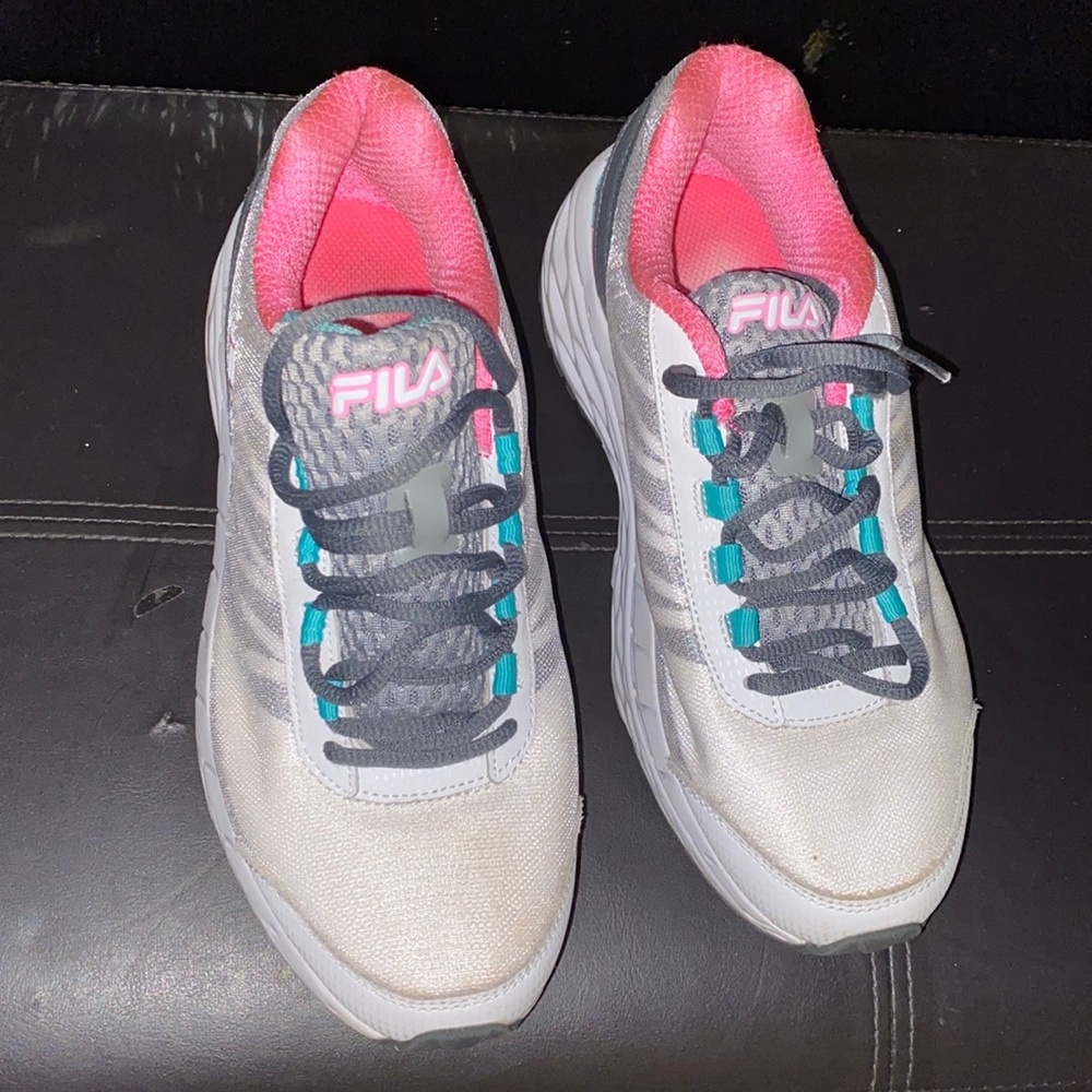 Fila gym shoes barely worn kinda new